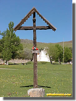 Monumento de madera en la entrada del parque